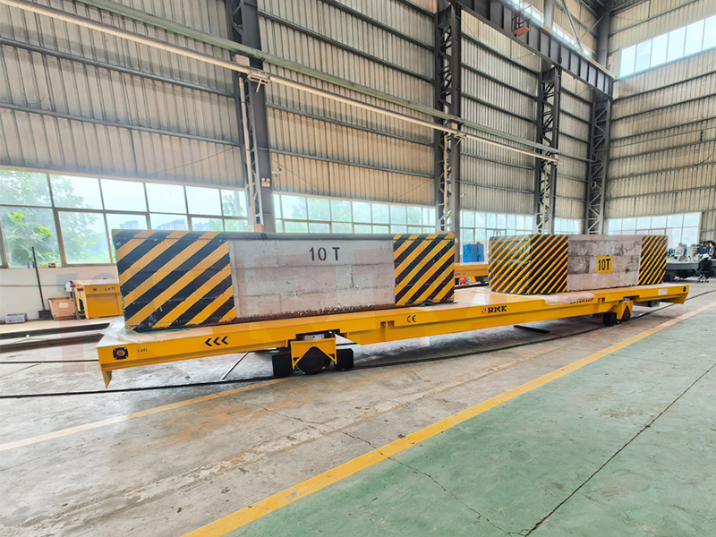 Suuri raskas rautatie kääntää siirtoautoa